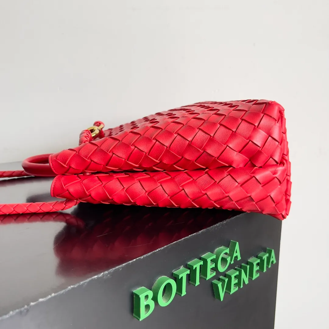 The 2023 new Andiamo batch of 2260 BV has been shipped‼ ️Really popular🔥The new Andiamo woven handbag launched by Bottega Veneta this season is really popular all over the world! ! Celebrities at home and abroad have worn it, and Oscar-winning actress Michelle Yeoh has taken it out on the street. Song Jia, Trai Yara, Yu Feihong, Sanji Ayaka, Rosie Hunting-Whiteley, Yoshioka Riho, etc. have all picked up this bag. It is classic and versatile, showing off its temperament, and the bag capacity is also large, which is very convenient for daily commuting! ! A variety of carrying methods, the shoulder straps can be adjusted by yourself, the original lambskin feels soft and delicate, and the unisex style breaks the gender boundaries and brings a more practical and long-lasting use experience. Andiamo, which has both elegant and casual styles, perfectly interprets the true appearance of "fashionable old money style". Style number: 743572 Size: 32*24*12